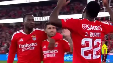 Benfica formasıyla gol sevincinde Jhon Duran