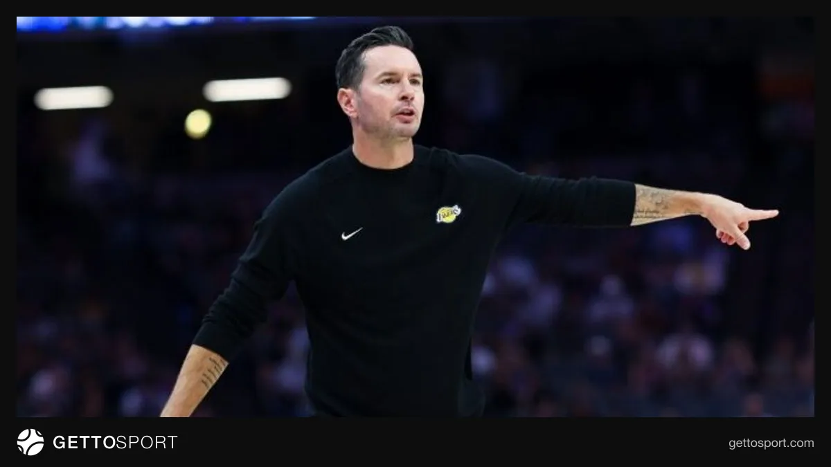 JJ Redick maç sonrası konuşurken, Lakers oyuncuları ve skor tabelası arkada