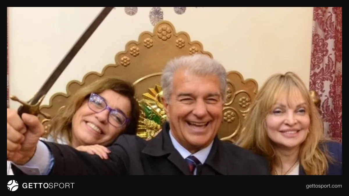 Joan Laporta Osmanlı armalı tahtta kılıçla poz verirken