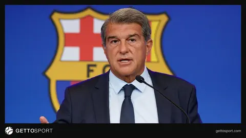 Joan Laporta mikrofon başında konuşurken, arka planda Barcelona ve Galatasaray teması