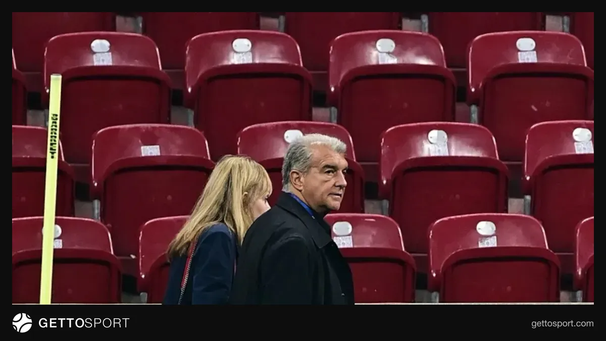 Joan Laporta stadyum kenarında konuşurken