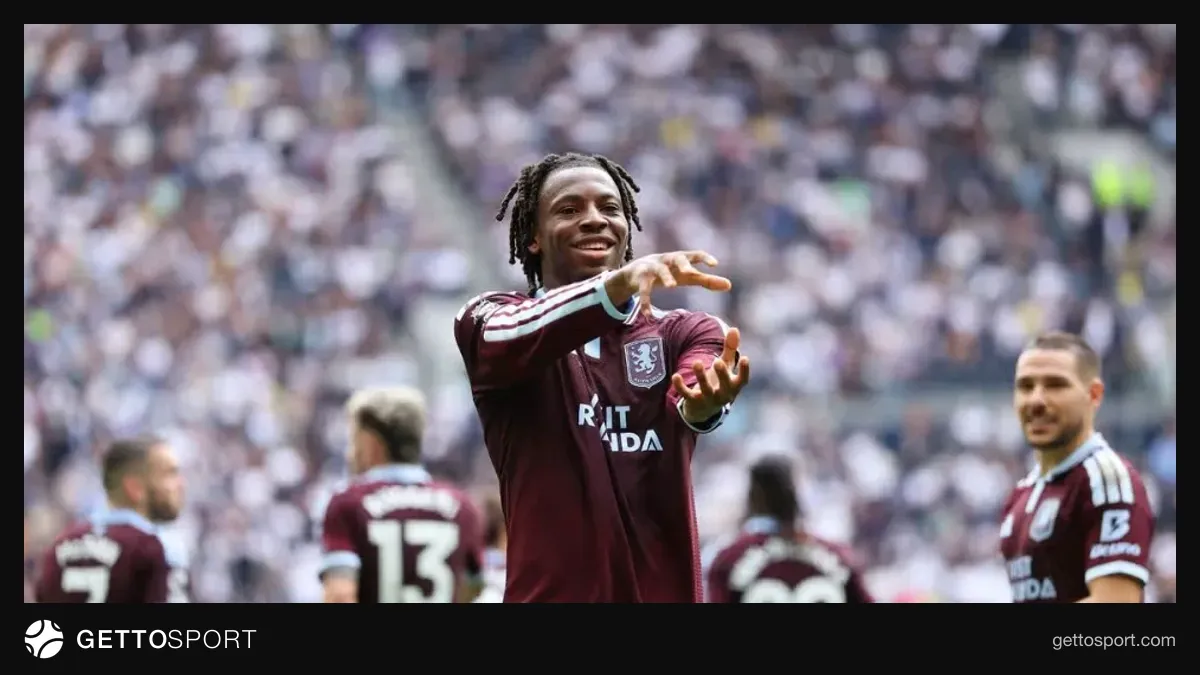 Joan Manzambi Aston Villa formanı geyinərək sevinir
