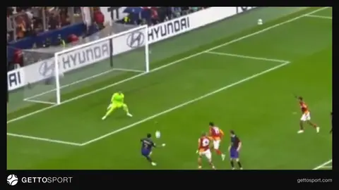 Joao Cancelo gol sevincini yaparken Rams Park tribünleri