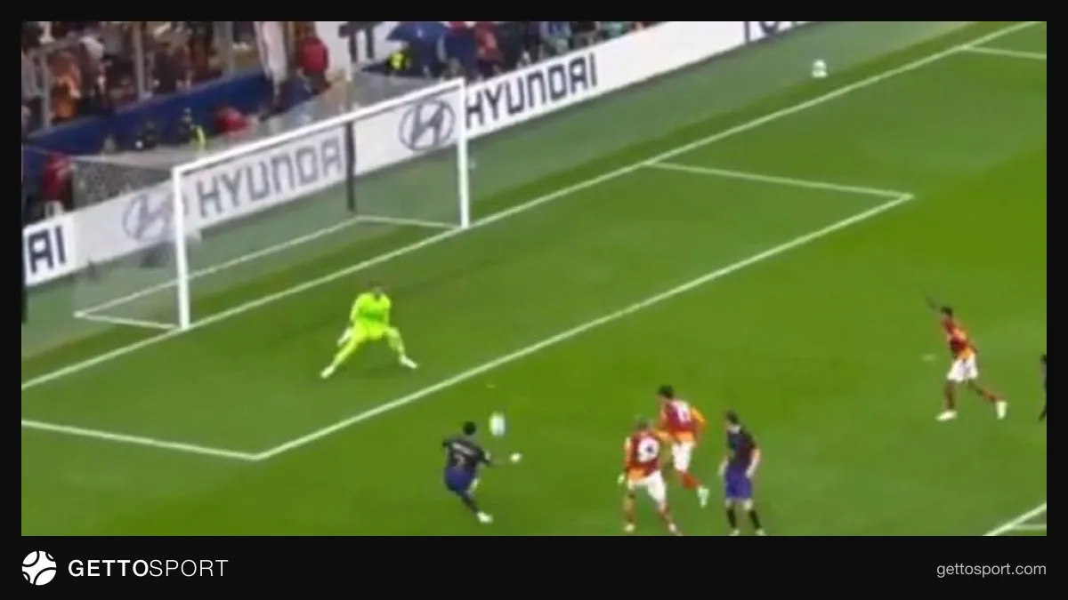 Joao Cancelo gol sevincini yaparken Rams Park tribünleri