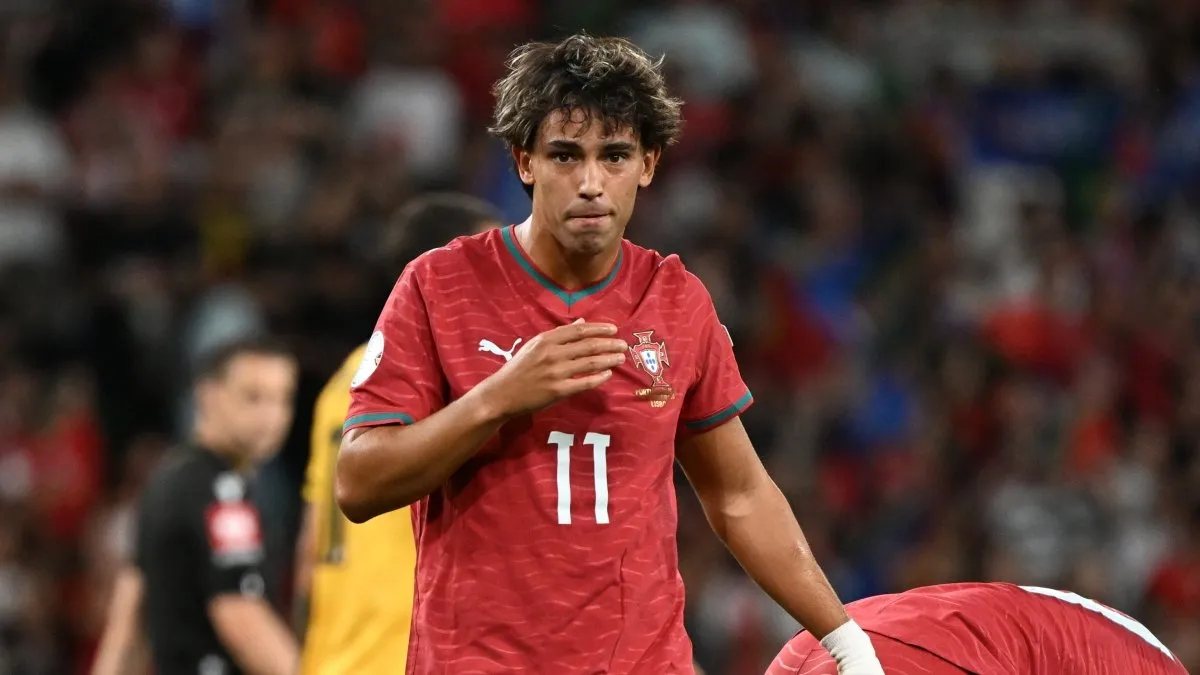 Joao Felix Al Nassr formasıyla maçta top kontrolü yaparken