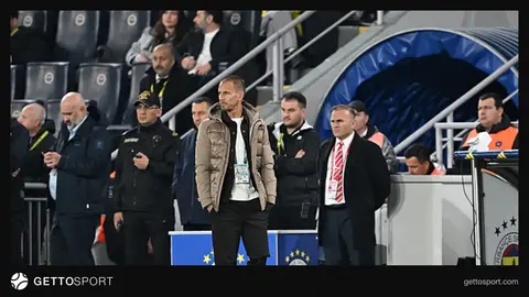 Joao Pereira basın toplantısında konuşurken