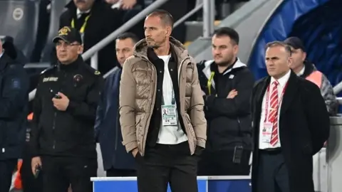 Joao Pereira maç sonrası basın toplantısında konuşurken