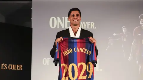 Joau Kanselu məyus halda müraciət edir, arxada Parc des Princes stadionu