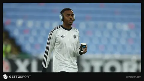 Joe Willock maç sırasında Newcastle formasıyla top kontrolü yaparken