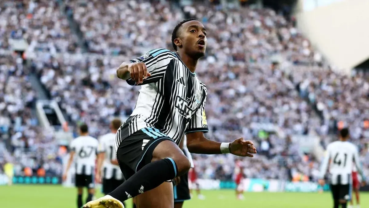 Joe Willock top sürerken Newcastle formasıyla