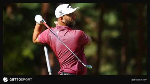 Jon Rahm elinde golf sopasıyla düşünceli poz veriyor, arka planda LIV Golf logosu