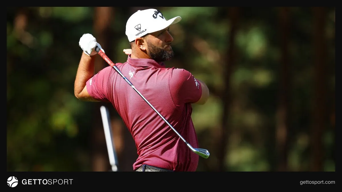 Jon Rahm elinde golf sopasıyla düşünceli poz veriyor, arka planda LIV Golf logosu