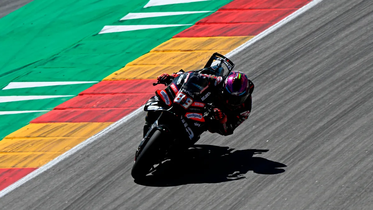 Jorge Martin Sepang pistinde Aprilla motosikletiyle antrenman yaparken