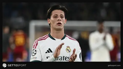 Jose Mourinho basın toplantısında konuşurken