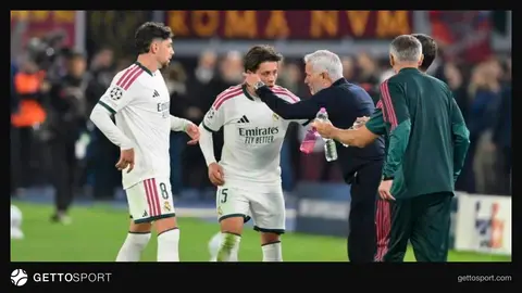 Jose Mourinho basın toplantısında konuşurken