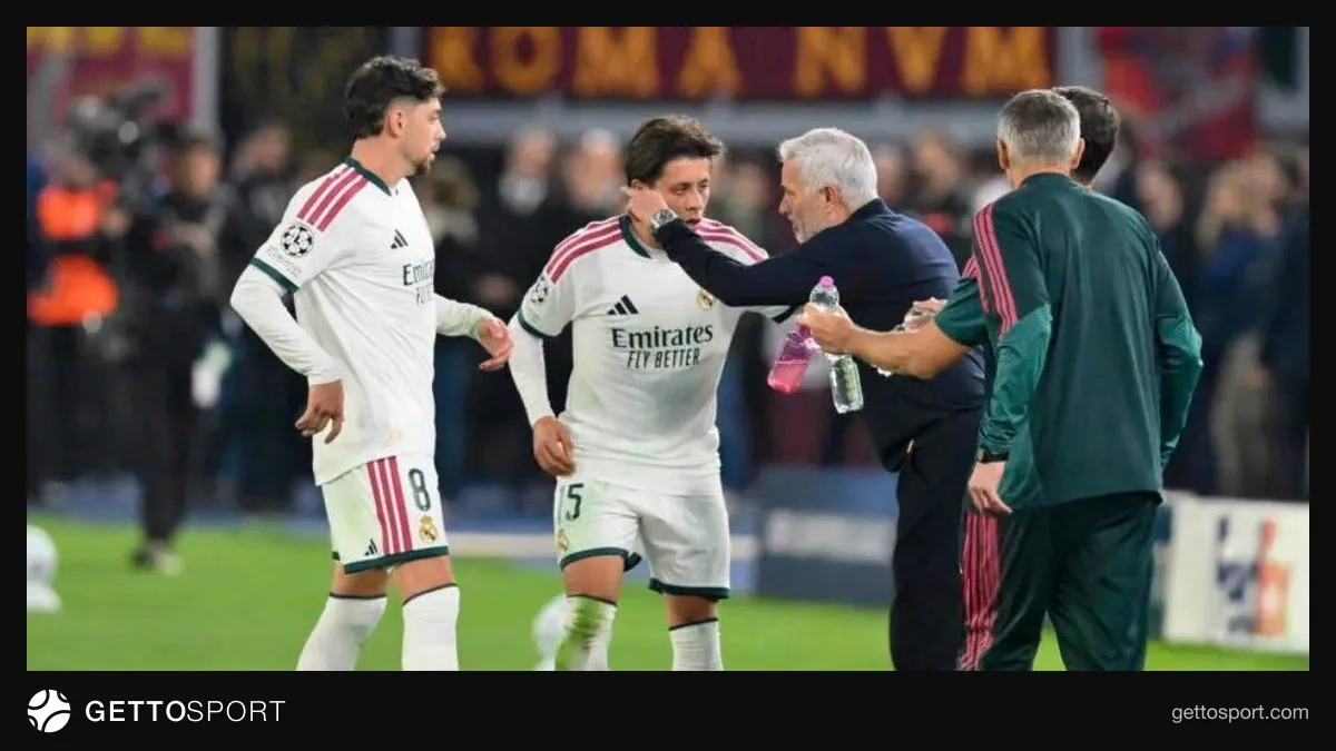 Jose Mourinho basın toplantısında konuşurken