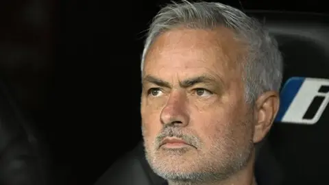 Jose Mourinho maç sonrası sahada veya basın toplantısından uzak görüntüsü