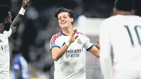 Jose Mourinho basın toplantısında konuşurken, arka planda Real Madrid logosu