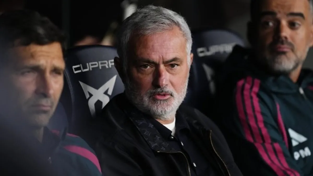 Jose Mourinho basın toplantısında konuşurken