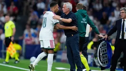 Jose Mourinho konuşma yaparken sahada takımını yönlendiriyor