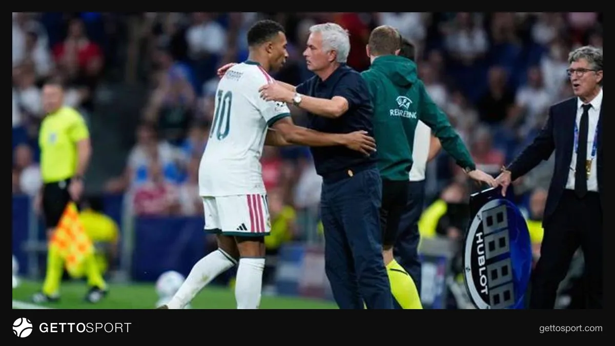 Jose Mourinho konuşma yaparken sahada takımını yönlendiriyor