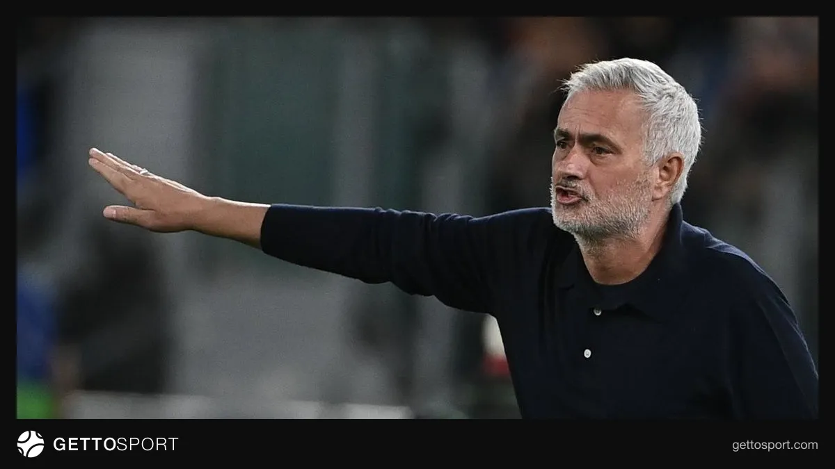Jose Mourinho basın toplantısında konuşurken