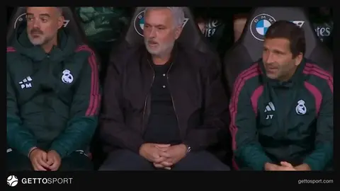 Jose Mourinho yedek kulübesinde koyu kıyafet ve sakallı görüntüsü