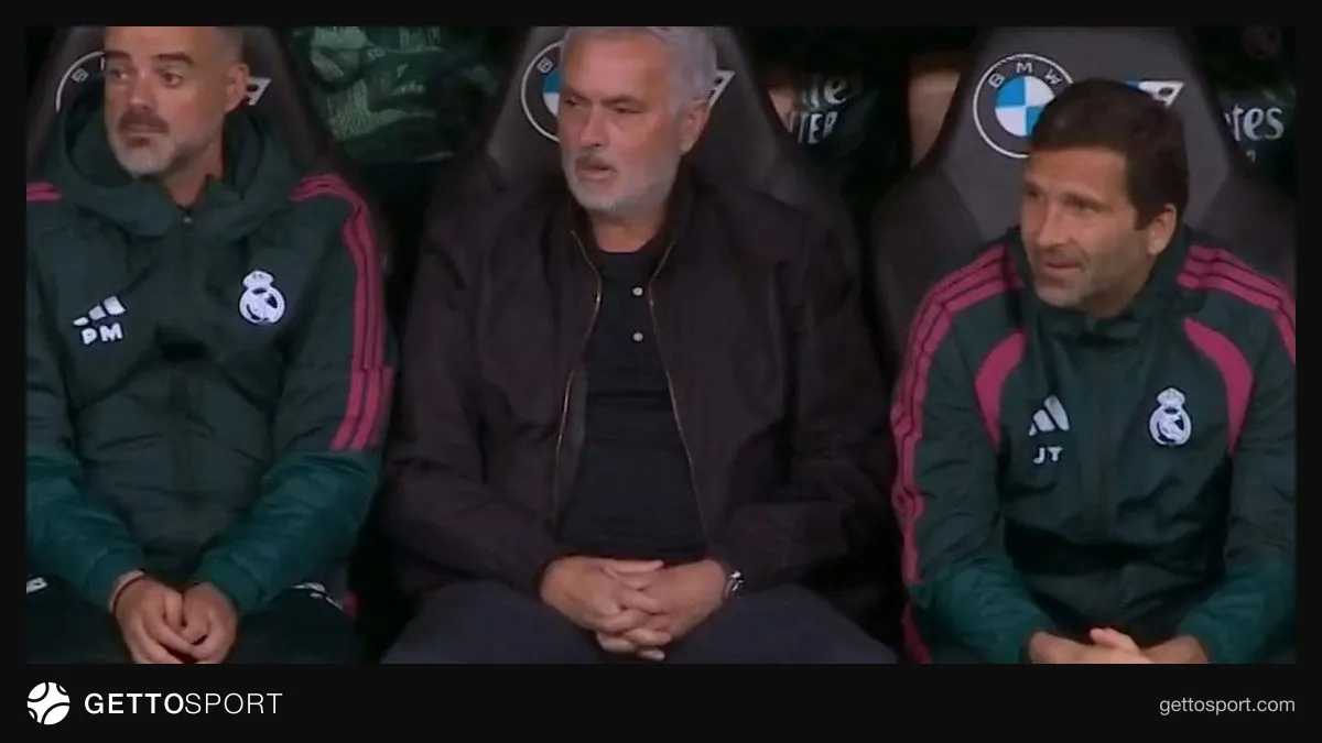 Jose Mourinho yedek kulübesinde koyu kıyafet ve sakallı görüntüsü