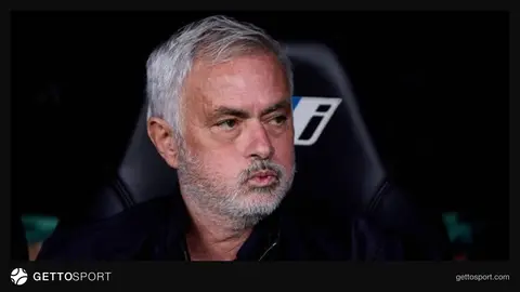 Jose Mourinho basın toplantısında konuşurken