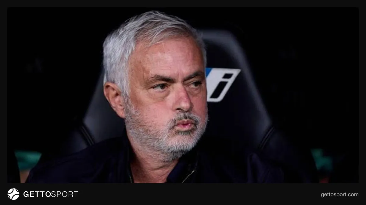 Jose Mourinho basın toplantısında konuşurken