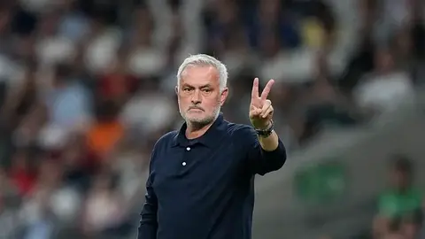 Joze Mourinyo sevinir, arxa planda futbol meydanı