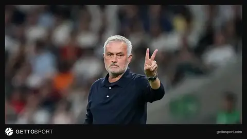 Joze Mourinyo sevinir, arxa planda futbol meydanı