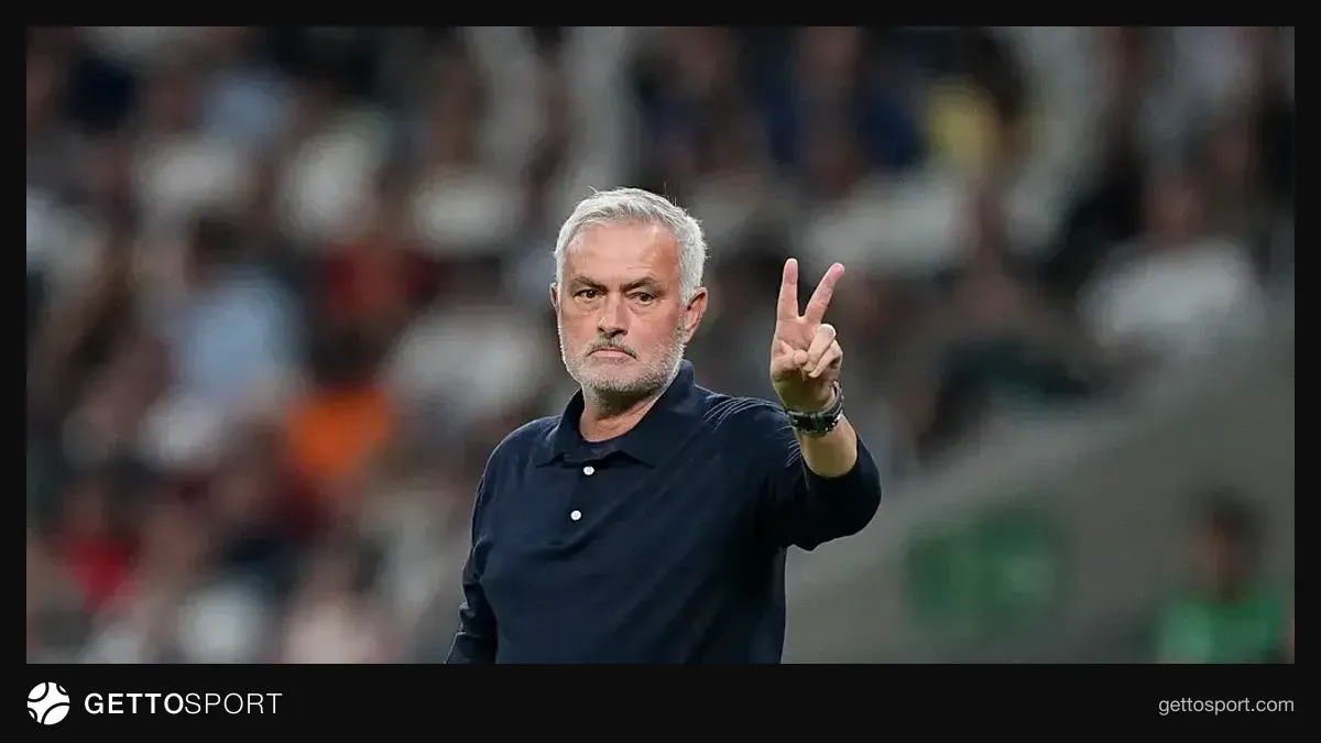 Joze Mourinyo sevinir, arxa planda futbol meydanı