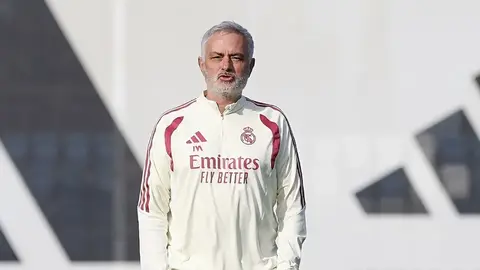 Joze Mourinyo mətbuat konfransında danışır, arxada Real loqosu