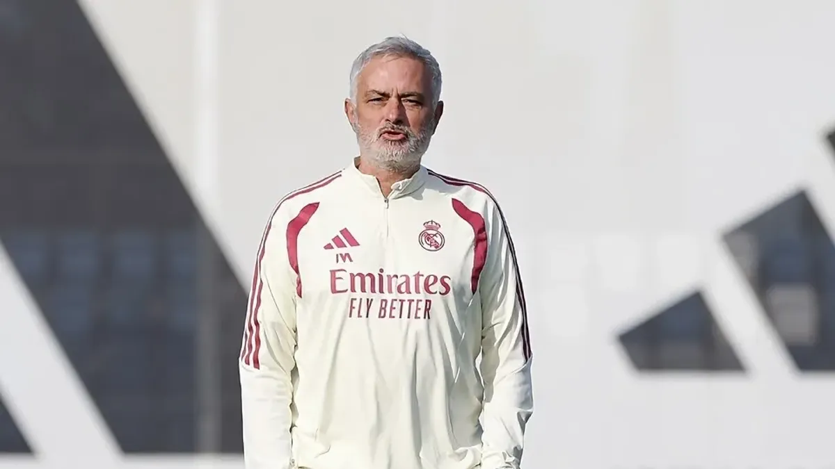 Joze Mourinyo mətbuat konfransında danışır, arxada Real loqosu