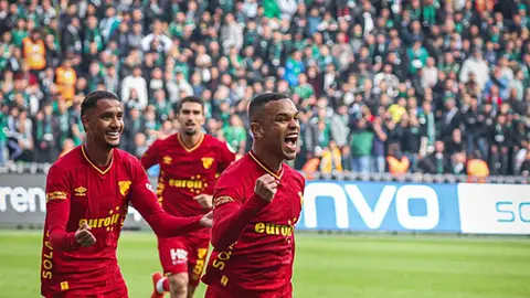 Göztepe formasıyla Juan top kontrolü yaparken