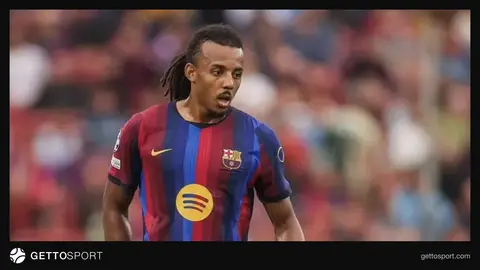 Jül Kunde Barcelona forması ilə meydanda topa nəzarət edir