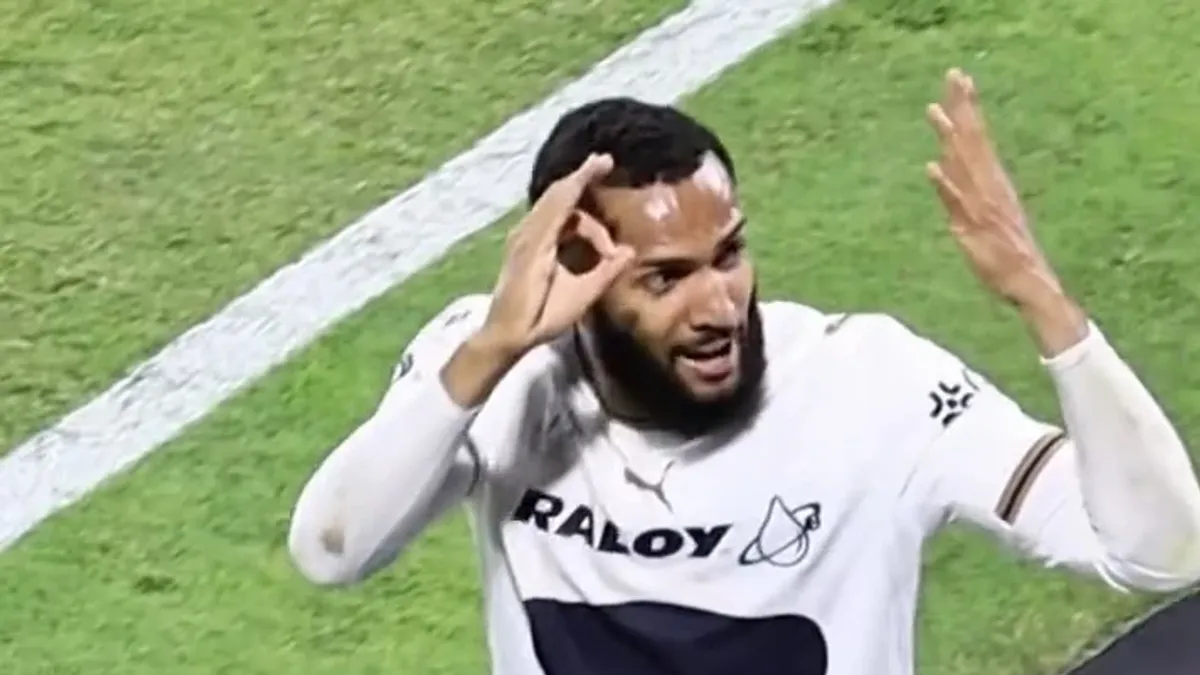 Juninyo əvəzlənərkən 4:0 jesti göstərir, meydançada gərgin anlar