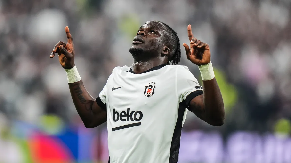 Beşiktaş formasıyla Junior Olaitan gol sevincinde