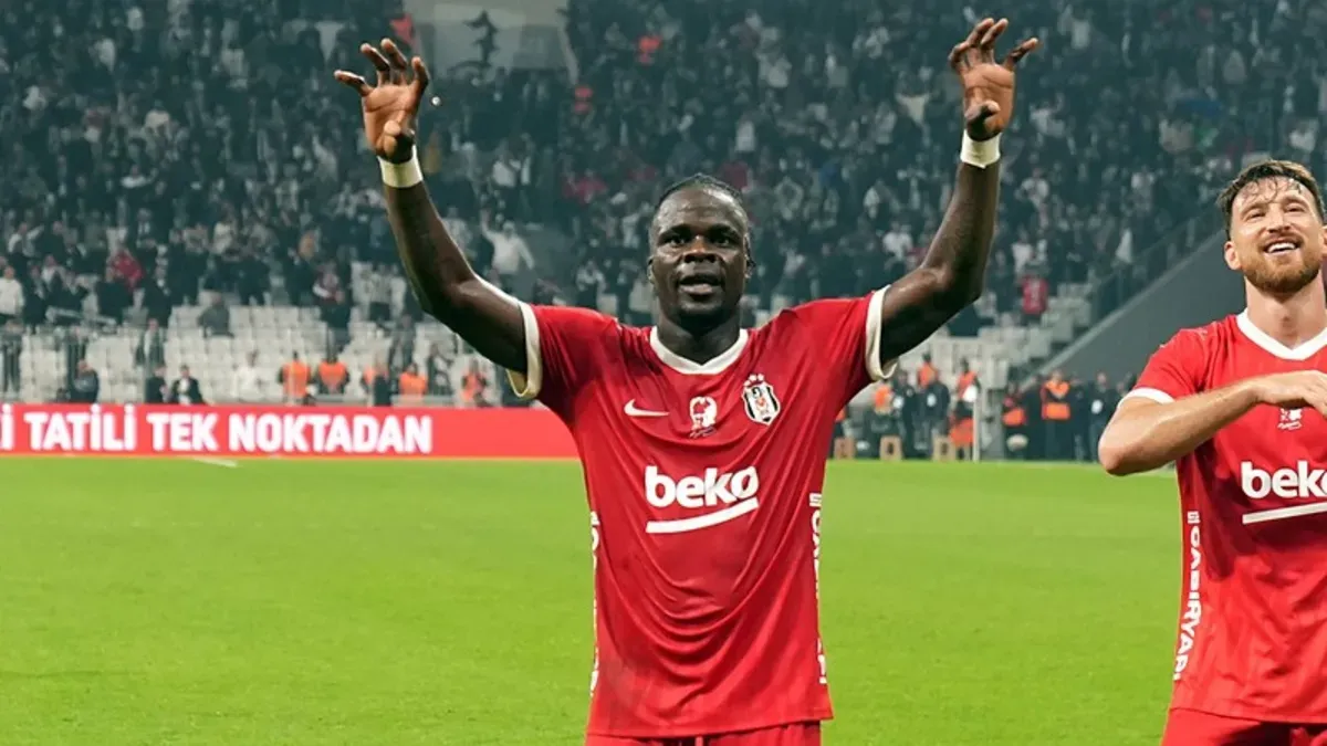 Beşiktaş formasını giyen Junior Olaitan top sürerken