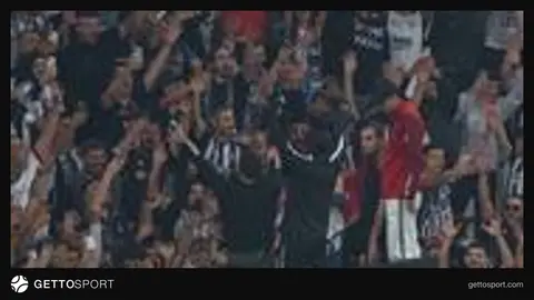 Junior Olaitan tribünde taraftarlara üçlü çektirirken