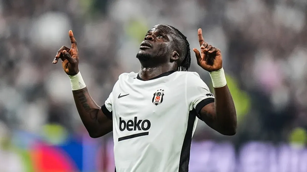 Beşiktaş formasıyla Junior Olaitan top sürerken ceza sahası önünde şut çekiyor