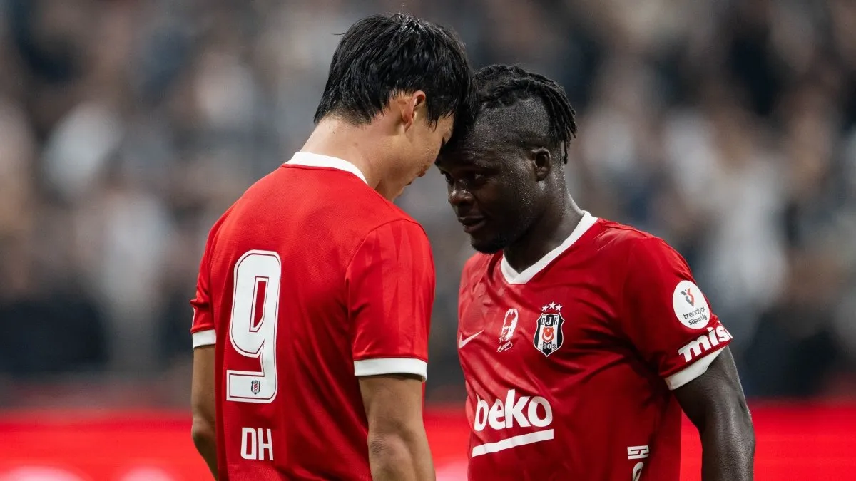 Junior Olaitan Beşiktaş formasıyla top sürüyor