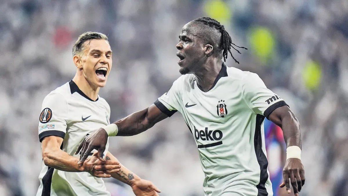 Junior Olaitan Beşiktaş formasıyla mücadele ederken
