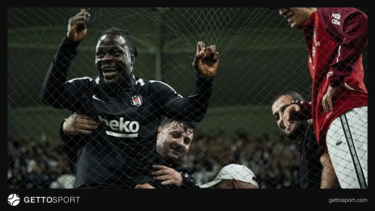 Tribünde taraftarlarla poz veren Junior Olaitan