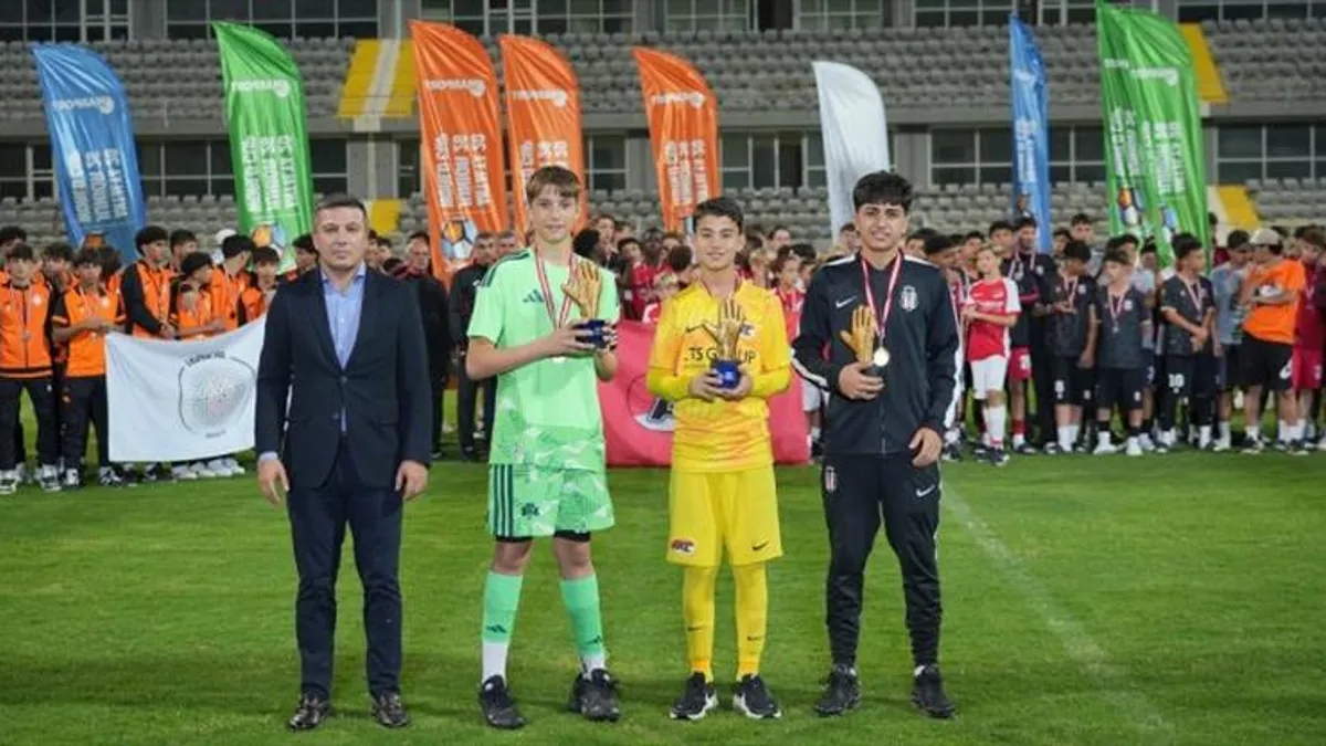 Mardan Stadyumu'nda oynanan JWCA 2026 genç futbolcular maçtan görüntü