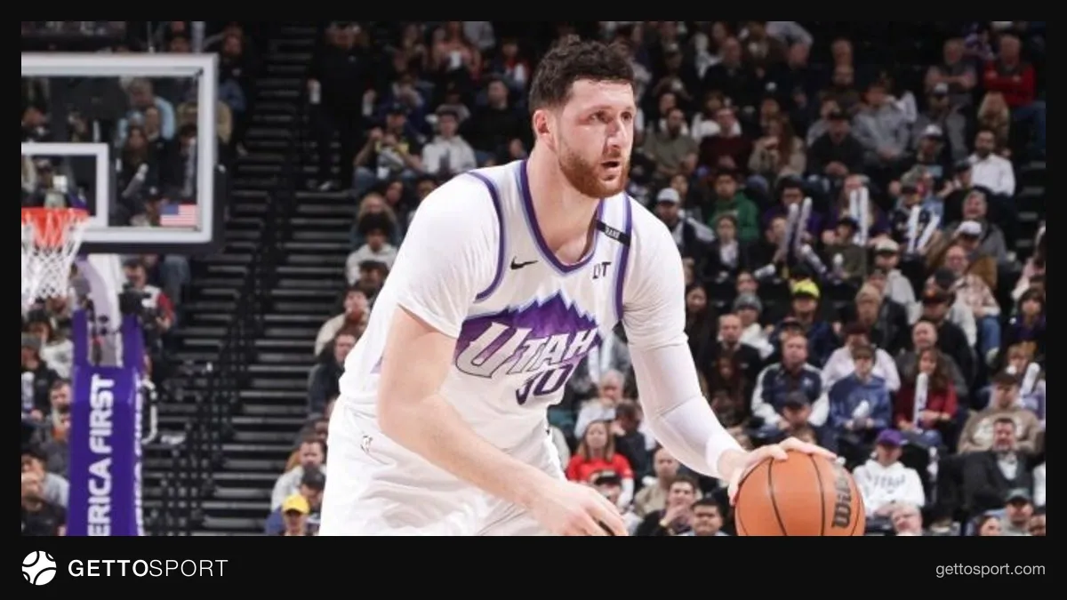 Jusuf Nurkic Utah Jazz formasıyla saha kenarında sakatlık nedeniyle dinlenirken