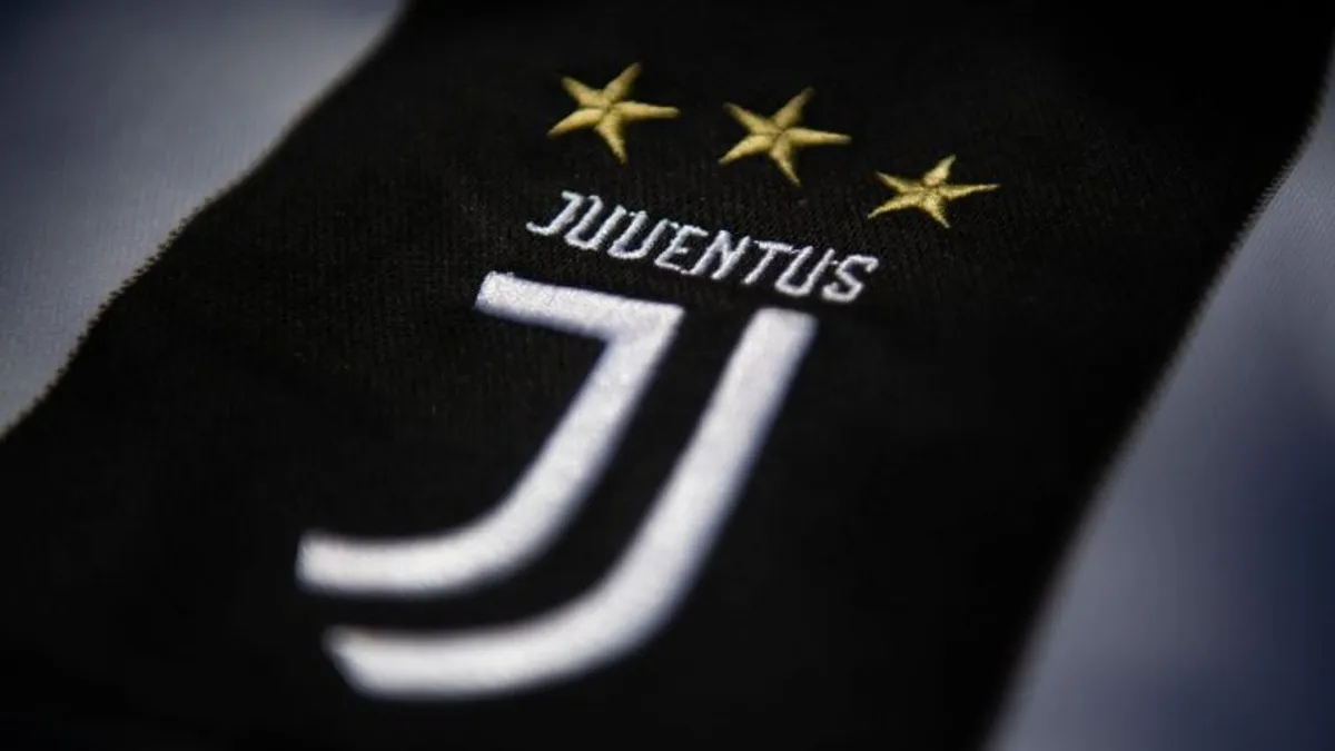 Juventus oyunçuları və klub loqosu