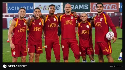Kaan Ayhan Galatasaray formasıyla soyunma odası koridorunda yürürken