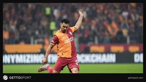 Kaan Ayhan Qalatasaray formasında meydanda dayanır